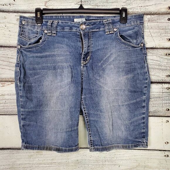 Cato Women’s Denim Shorts Size 16 Blue Embroidered Cross Pockets Stretch - Picture 1 of 6